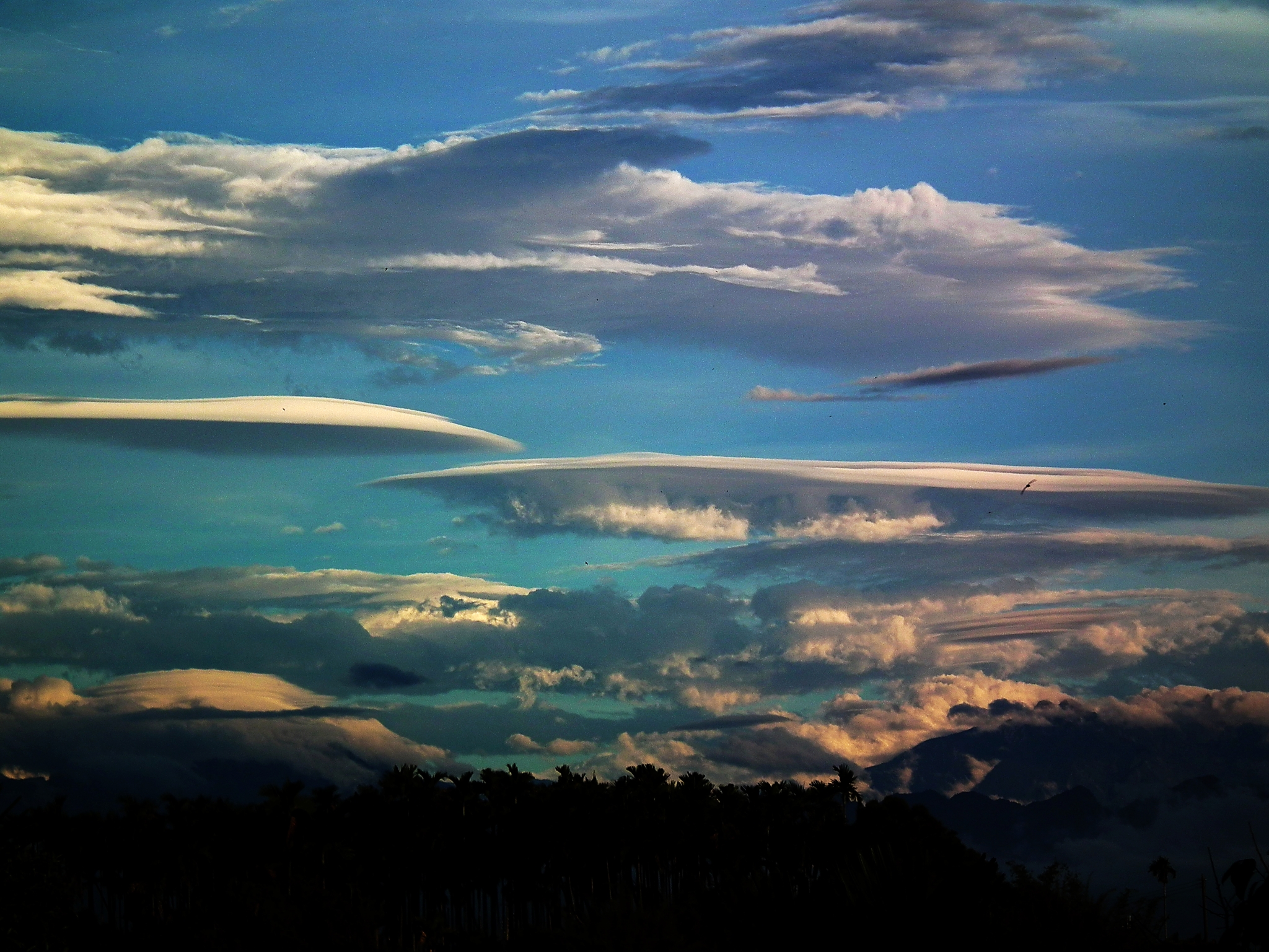 2012.04.30 奇怪的雲 - Mobile01