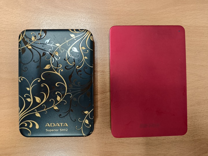 ADATA 及 Baffalo 1T 外接式硬碟各一顆 冷備份用 時數低