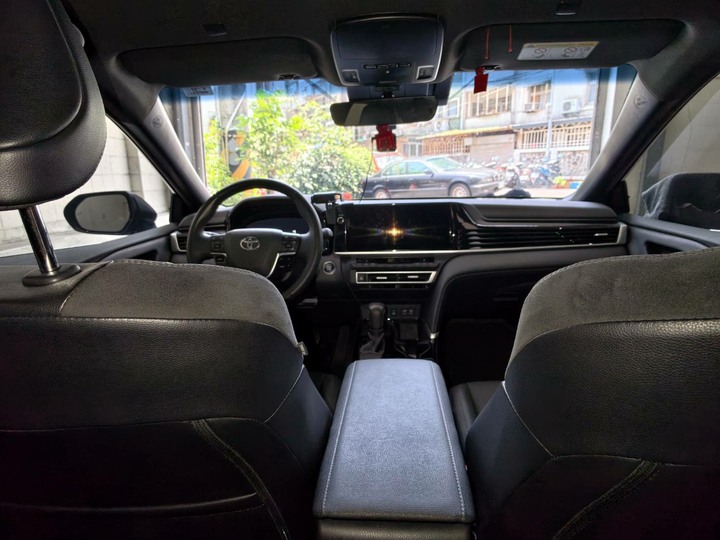 Camry 九代汽油旗艦黑，里程低僅 1.5 萬 km。