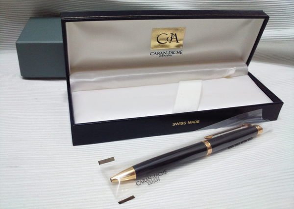瑞士卡達CARAN d'ACHE 1993年推出的Geneve系列黑桿金筆(原子筆-藍色筆芯)