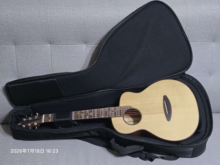 aNuenue M15彩虹人品牌雲杉面單板36吋旅行吉他, 手工調整精緻版本, 只買半年, 無傷超新, 含一堆好用附件. 限雙北面交或自取.