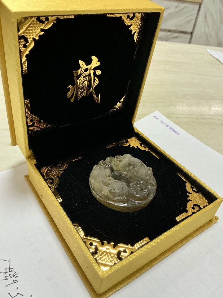 雙貔貅爭咬五帝錢，雕工很美，象徵進財（附收藏盒）