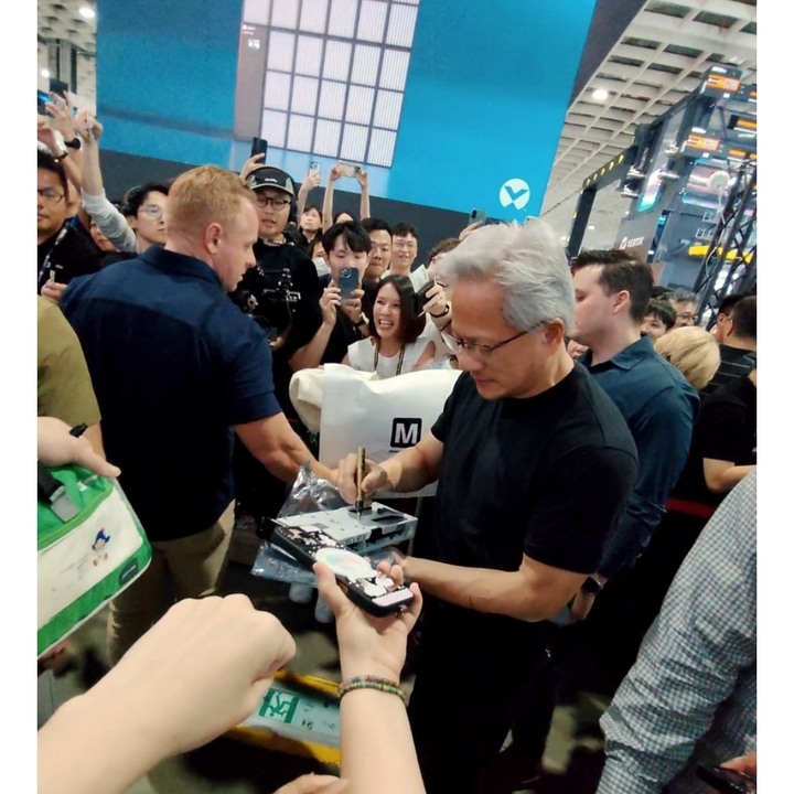 【出售】NVIDIA GeForce RTX 5080 黃仁勳親筆簽名版（全新收藏品）