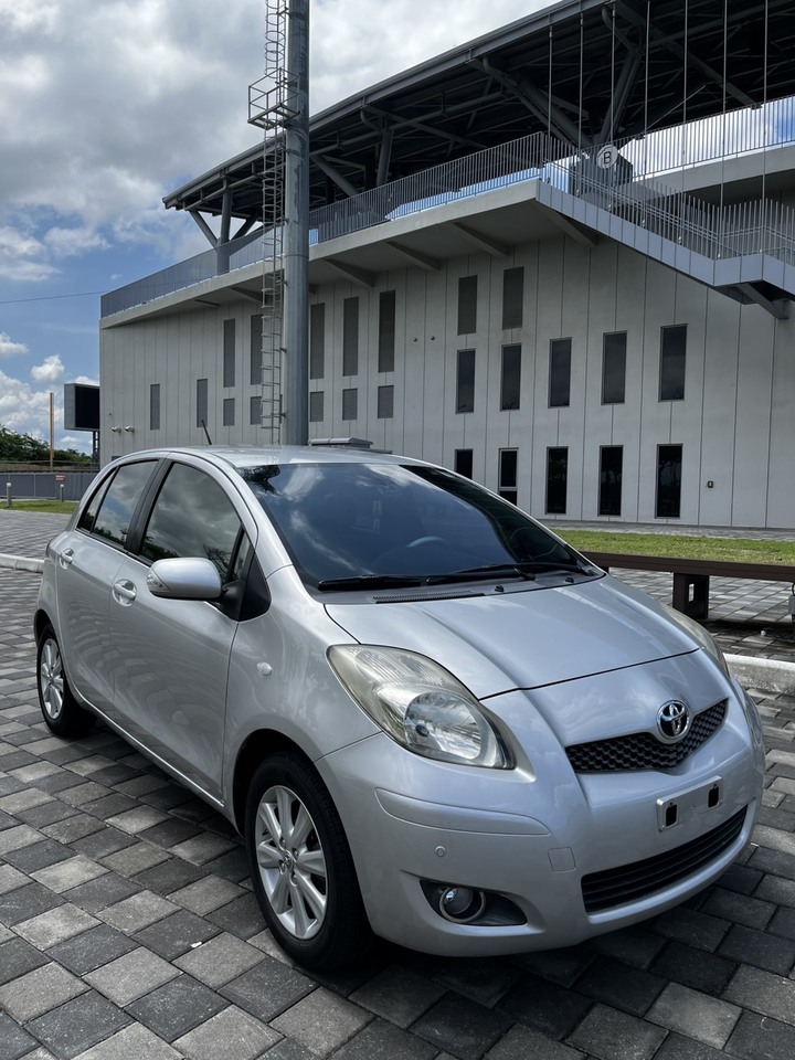 【自售】 2011年TOYOTA Yaris G版 1.5L銀色 原版件 跑少(里程約11萬公里) 前後雷達、apple car play、倒車鏡頭