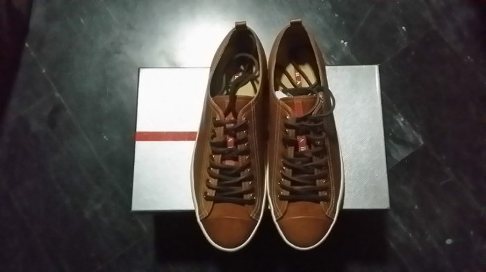 PRADA 小牛皮男鞋 特價出售