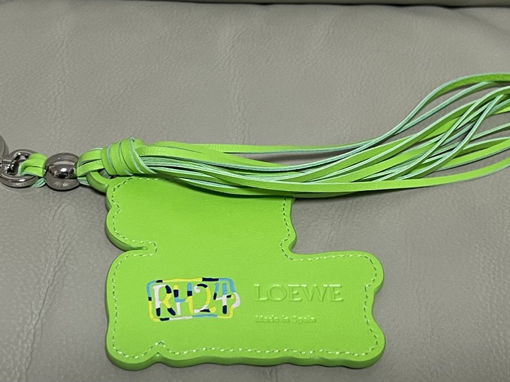 LOEWE新款牛皮吊飾100%原廠公司貨！支持驗貨！超低賠本出售！