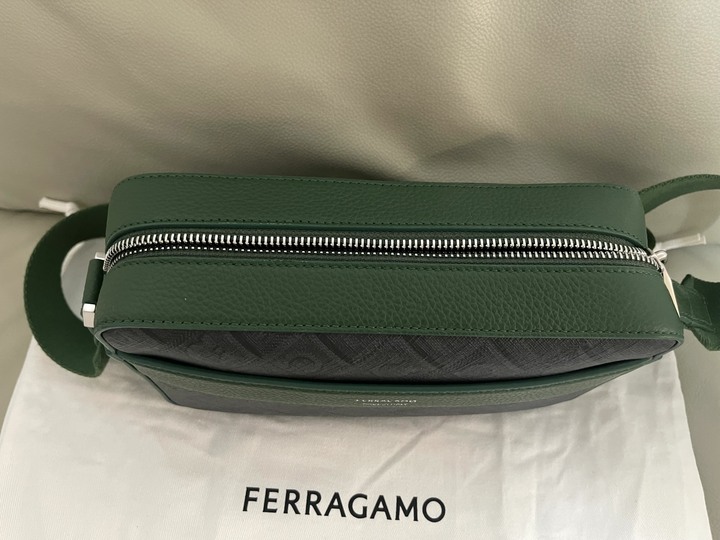 FERRAGAMO新款隨身小包100%原廠公司貨！支持驗貨！超低賠本出售！