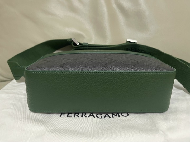 FERRAGAMO新款隨身小包100%原廠公司貨！支持驗貨！超低賠本出售！