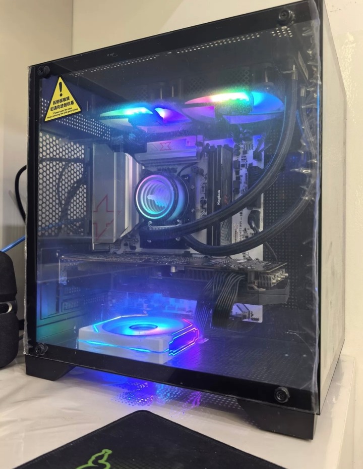 電腦主機 電競 Intel 265k ddr5 32G ssd 512G WiFi 6 藍芽 windows 11 海景房 機殼 650W 240 水冷