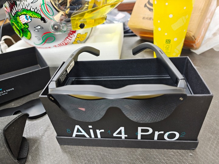 雷鳥 RayNeo Air 4 Pro（也稱雷鳥 Air 4 Pro） 是一款智能 AR 眼鏡 / 頭戴顯示