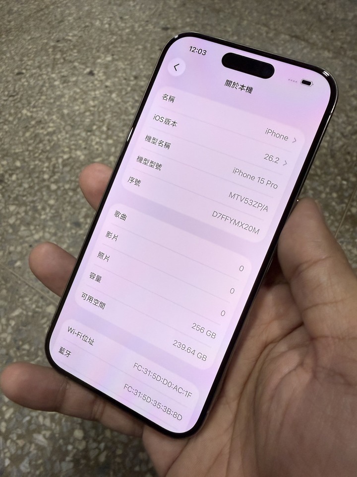 賣iPhone 15 Pro 256G 鈦色，原裝機，功能正常，過保盒裝