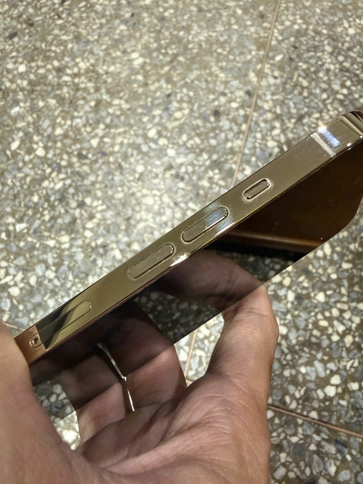 賣IPhone 13 pro 128G 金，框有傷，電池88，過保單機
