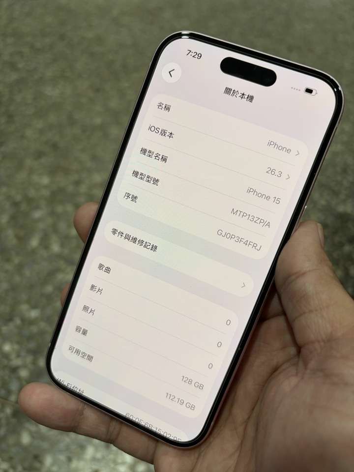 賣iPhone 15 128粉，9.9成新，過保單機