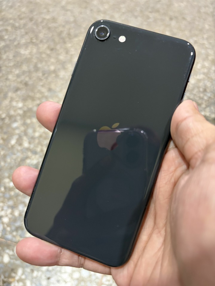 賣iPhone SE2 64G 黑，電池79，機況9.5成新，過保盒裝