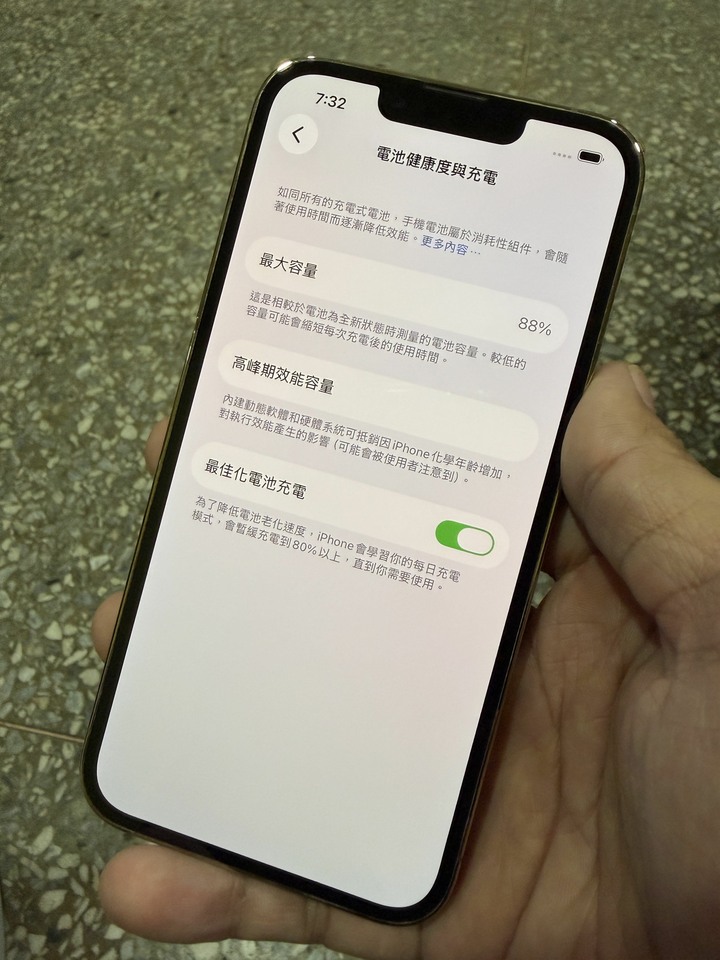 賣IPhone 13 pro 128G 金，框有傷，電池88，過保單機