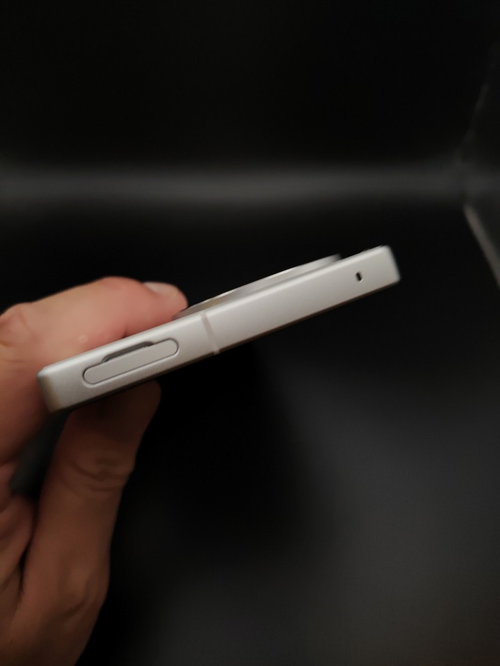 SHARP AQUOS R9 12G256GB 白