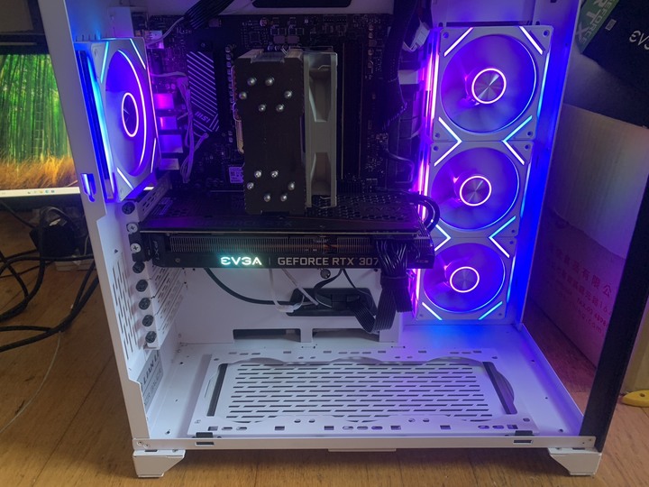 賣 RTX 3070 TI 8G 遊戲主機一台