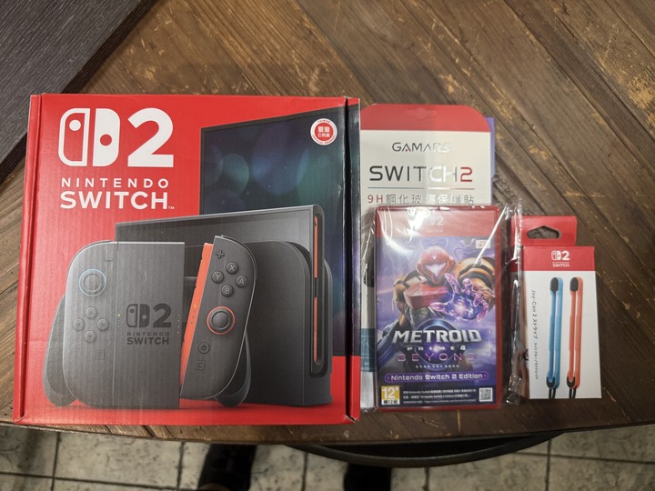 Switch 2 +1遊戲+3片保貼+1原廠腕帶 朋友送用不到出售 只限北市面交自取