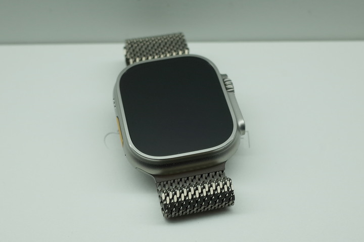 Apple Watch Ultra 2 GPS + LTE 49 mm配鈦金屬米蘭錶帶