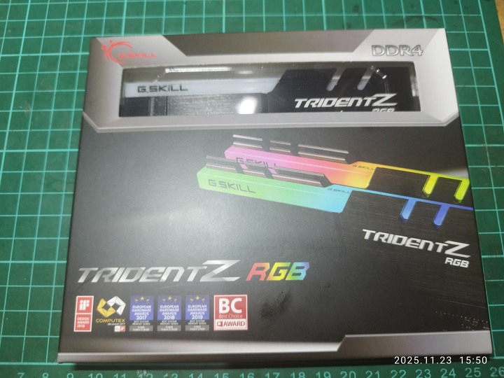 芝奇 G.SKILL 幻光戟 32GB(雙通16GB*2)DDR4-3000