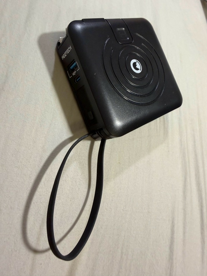 MOZTECH 萬能充Pro 五合一行動電源 內建AC插頭 支援PD快充(黑)MOA08