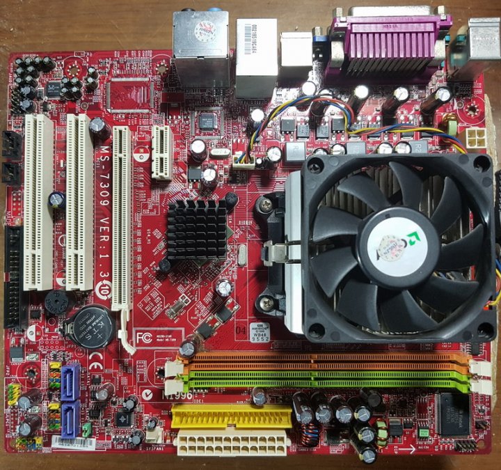 AMD Athlon 64 X2 5200 雙核心 處理器 + 微星K9N6PGM2-V主機板、整組附檔板、風扇