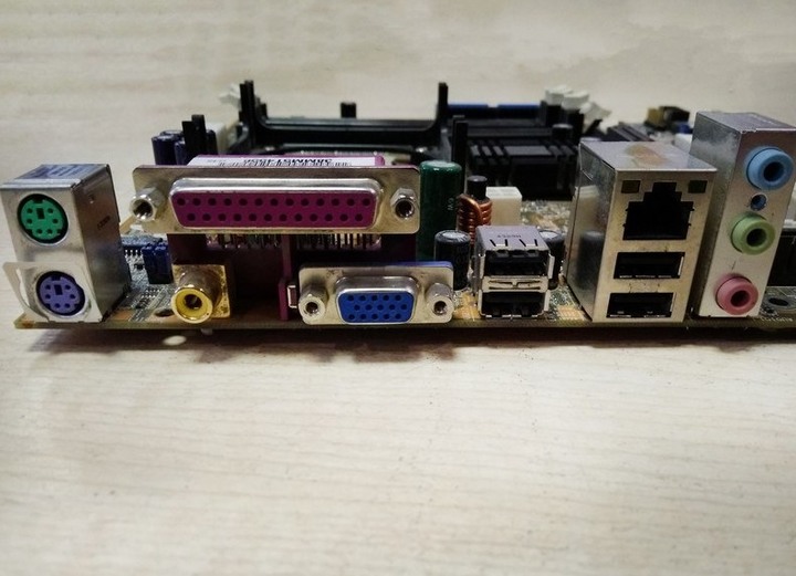 華碩P4SGX-MX 主機板、478腳位、DDR RAM、AGP顯示卡介面插槽、支援內顯、測試良品含檔板