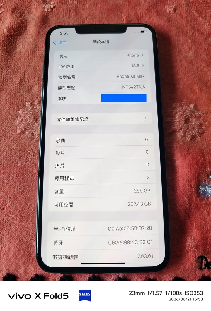 iPhone XS Max 256GB,外觀仍有8-9成新, 換過一次副廠電池,續電能力衰退,一般使用撐個幾小時還是沒問題