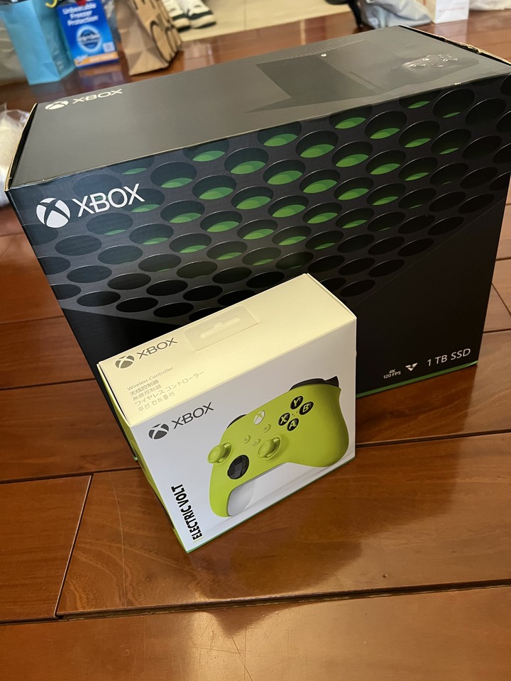 全新盒裝未使用XBOX Series X +原廠特殊色手把（盒裝全新）出售