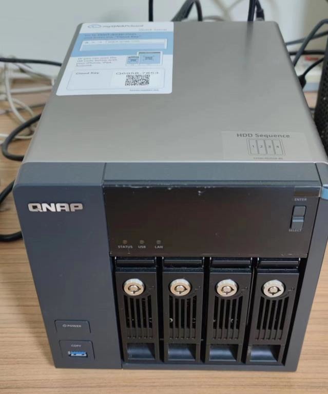 威聯通 QNAP TS-453 Pro (已改三星4GB *2 =8GB) 含4TB *3硬碟