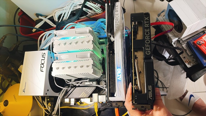 白色高CP值遊戲／剪輯主機（可升級大容量儲存）