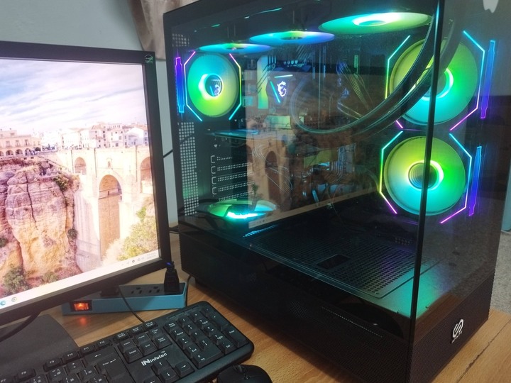 售 Intel i7 10700 32G 500G SSD 1T 獨顯海景房水冷電腦主機