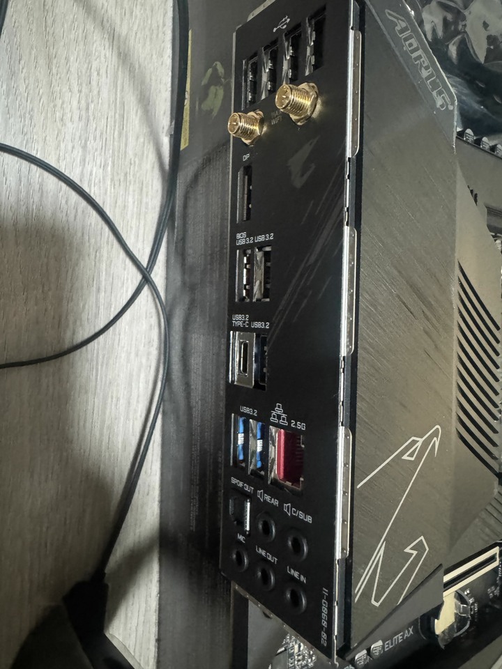 賣技嘉Z590 AORUS AX WIFI主機版