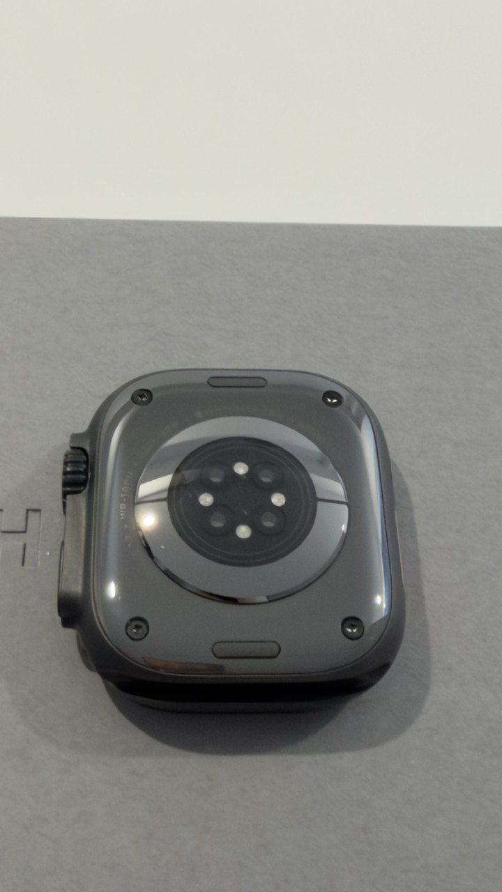Apple Watch Ultra 3 GPS + LTE 49mm 黑色鈦金屬錶殼搭配黑色鈦金屬米蘭式錶環
