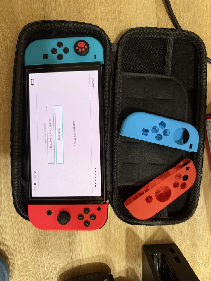Switch OLED 台灣公司貨 紅藍配色 外觀九成新以上 附盒裝 原廠變壓器 手把 底座 已貼玻璃貼