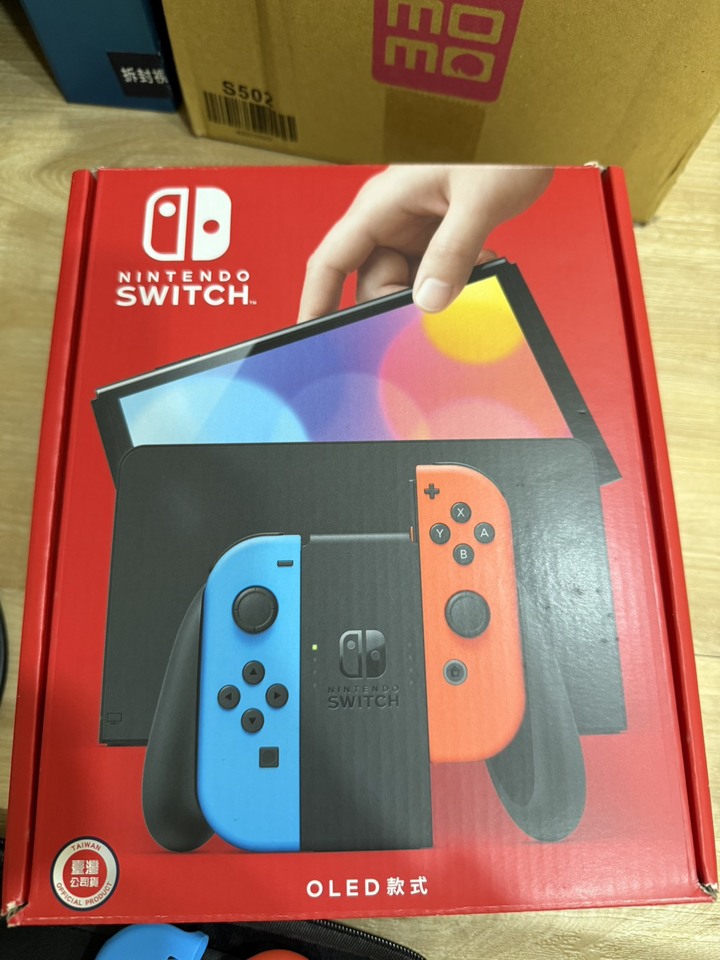 Switch OLED 台灣公司貨 紅藍配色 外觀九成新以上 附盒裝 原廠變壓器 手把 底座 已貼玻璃貼
