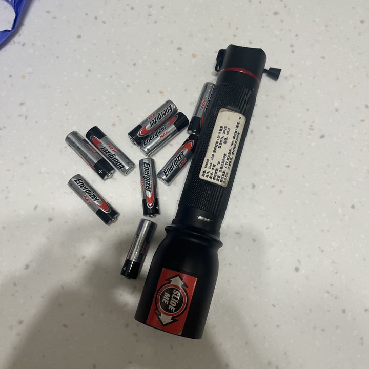 Coast 1000 流明 LED 手電筒 可調節對焦 防水