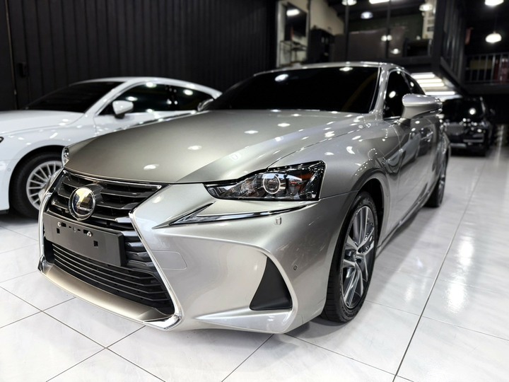 2020年 Lexus IS300【里程僅跑4萬5】