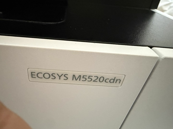 京瓷 KYOCERA ECOSYS M5520cdn 是一款 A4 彩色雷射多功能複合機，支援列印、影印、掃描與傳真 公司升級更換