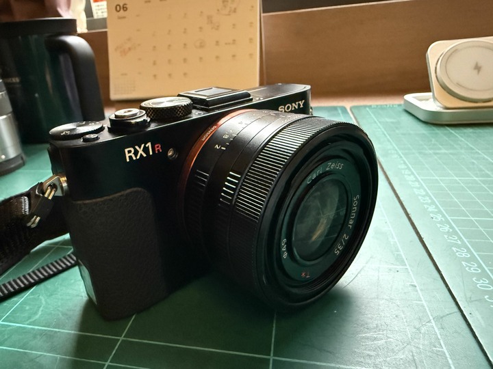 SONY RX1R 全片幅相機 蔡司35mm F2 防潮箱保存