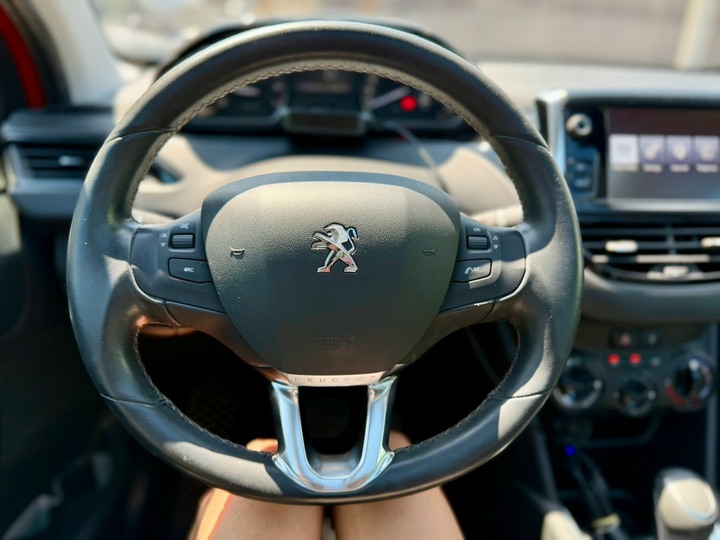 2016 Peugeot 208 1.2 VTi Active 法式小浪漫、女王做自己的光、累了躺下全景天窗賞星空真的棒