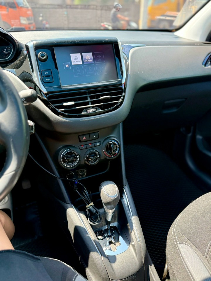 2016 Peugeot 208 1.2 VTi Active 法式小浪漫、女王做自己的光、累了躺下全景天窗賞星空真的棒
