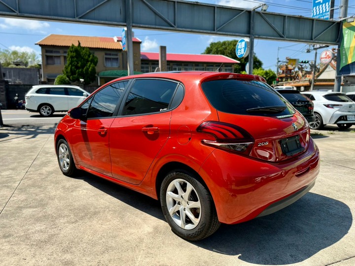 2016 Peugeot 208 1.2 VTi Active 法式小浪漫、女王做自己的光、累了躺下全景天窗賞星空真的棒