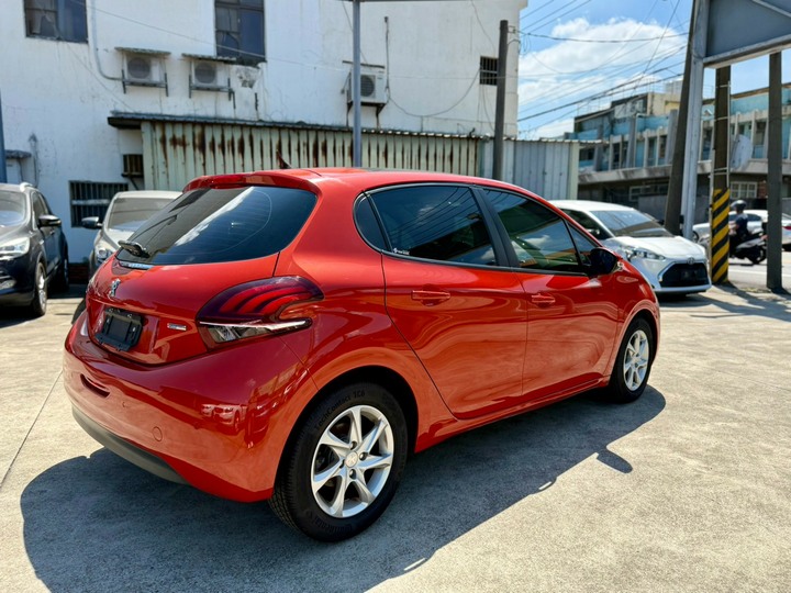 2016 Peugeot 208 1.2 VTi Active 法式小浪漫、女王做自己的光、累了躺下全景天窗賞星空真的棒
