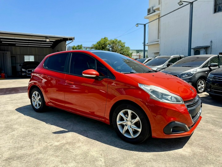 2016 Peugeot 208 1.2 VTi Active 法式小浪漫、女王做自己的光、累了躺下全景天窗賞星空真的棒