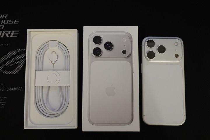 iPhone 17 Pro 256 藍 銀 各1