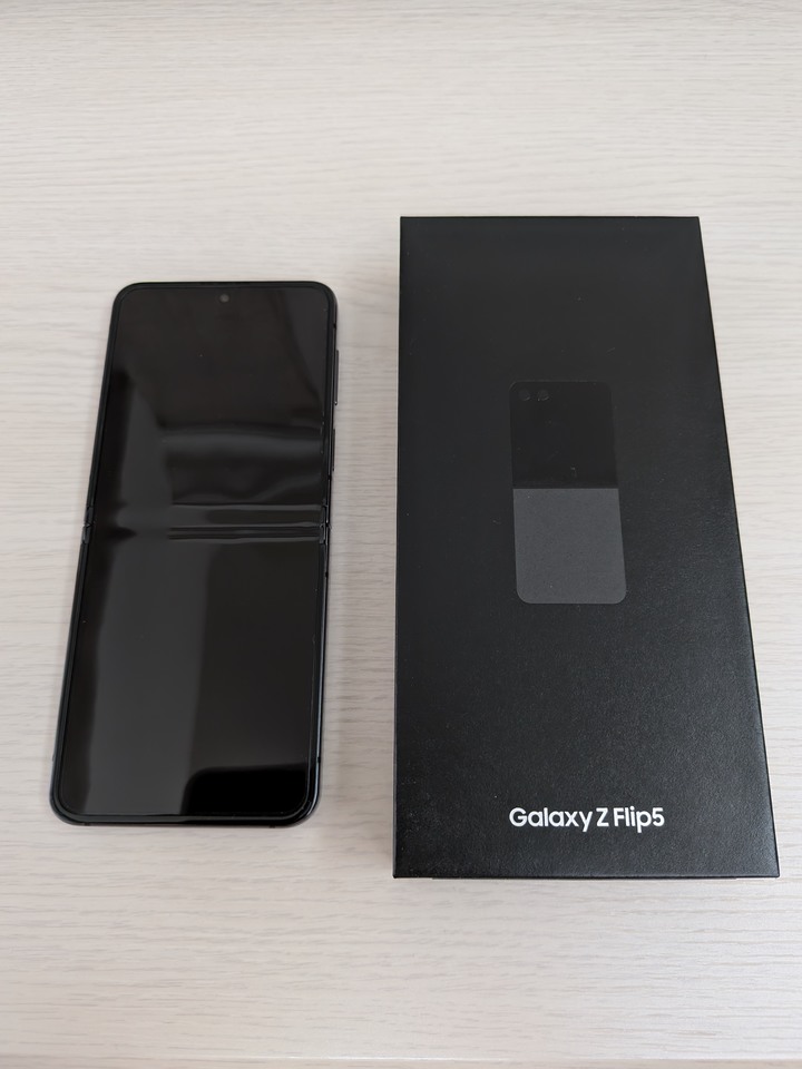 Samsung Z Flip 5 曜石灰/8G/256G，過保盒裝完整，贈保護殼，售 6000 元整
