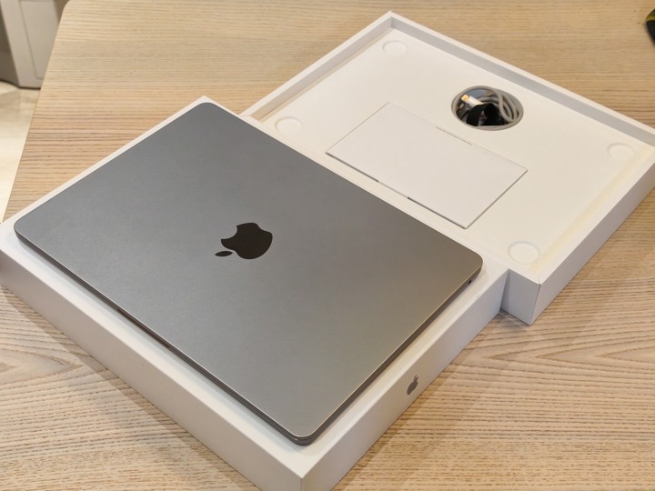 M2 Macbook Air 512G SSD 8G RAM