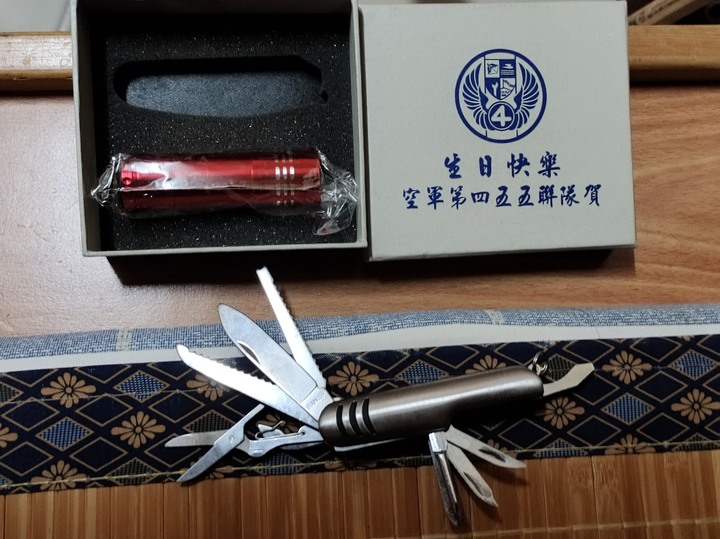 空軍455聯隊摺疊小刀及手電筒~~