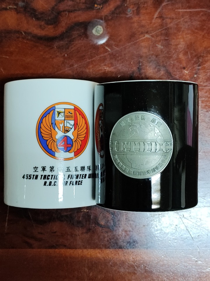 全新空軍限量馬克杯和木頭手機架~~